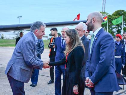 Yamandú Orsi llega a Paraguay para asistir a la cumbre del Mercosur