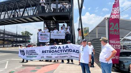 Jubilados protestan en aeropuertos de México por la reducción de sus pensiones
