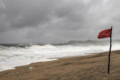 Polo se fortalece frente a costas de México y podría convertirse en huracán este lunes