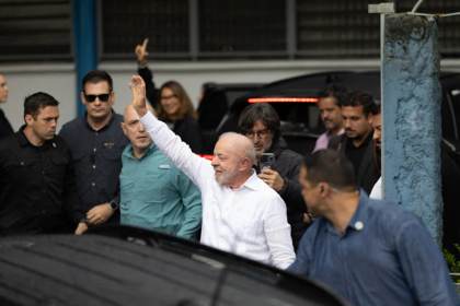Lula dice al votar que el pueblo salió a la calle a "defender sus conquistas"