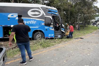 Al menos seis personas mueren en un accidente de autobús en el centro de Colombia