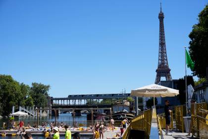 Francia activa un nuevo plan para personas vulnerables ante una de calor que se amplía