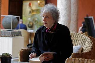 Margaret Atwood: Nunca en la era moderna se han prohibido tantos libros como ahora en EEUU