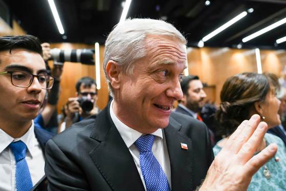 Brusca caída en las encuestas y aluvión de anuncios: el primer mes de Kast en Chile