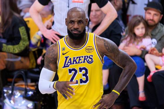 107-98. Los Lakers sacan pecho en el primer duelo de 'playoff' sin Doncic contra Rockets