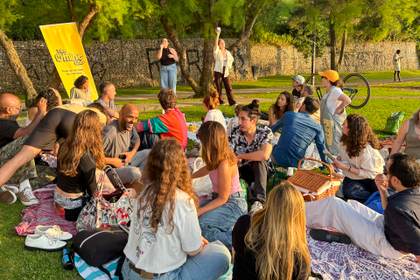 Decenas de personas en Lisboa rememoran el apagón con un encuentro 'offline'