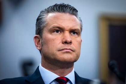 Hegseth insiste en que EE.UU. atacará "con fuerza esta noche" a Irán