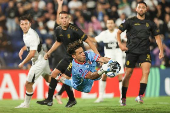 Olimpia iguala sin goles ante Barracas y sigue como líder de su grupo en la Sudamericana