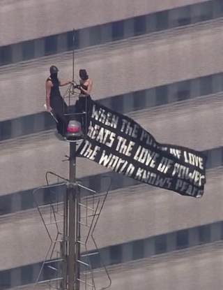 Dos personas suben a la cima del Empire State Building y se prometen matrimonio