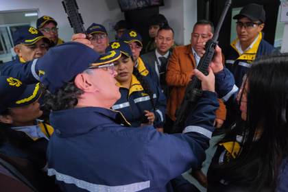 Petro presenta el Jaguar, un fusil desarrollado por la industria militar colombiana