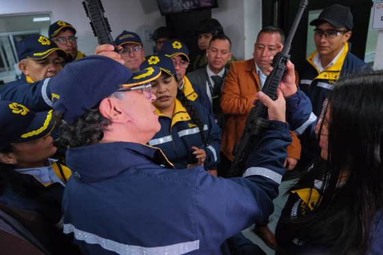 Petro presenta el Jaguar, un fusil desarrollado por la industria militar colombiana