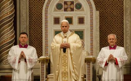 El papa lamenta una humanidad "de rodillas" por tanta brutalidad en la misa de la Cena del Señor