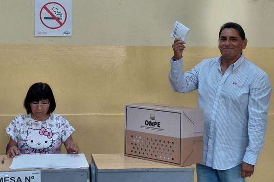 El cómico Carlos Álvarez es el primer candidato presidencial de Perú en votar