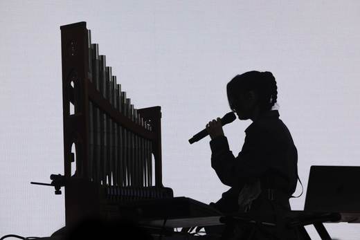 La IA multiplica la voz de María Arnal en Bruselas con un experimento coral