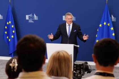 Bruselas y Pekín se comprometen a dialogar hasta octubre para evitar una guerra comercial