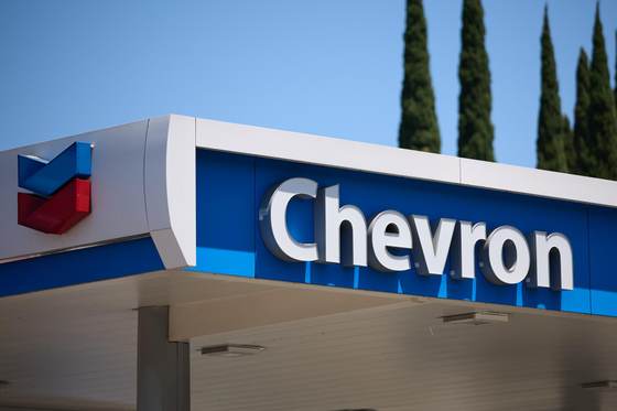 Chevron y Exxon reportan caídas pronunciadas en sus ganancias en primer trimestre de 2026