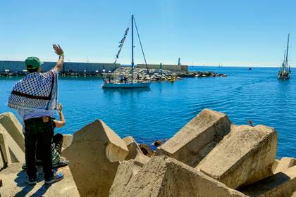 La flotilla zarpa de Barcelona rumbo a Gaza al grito de "Free Palestine"