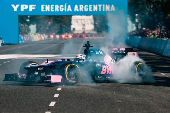 Buenos Aires se paraliza por una multitudinaria exhibición callejera de Franco Colapinto