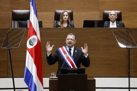 Presidente de Costa Rica destaca crecimiento de PIB y caída de la pobreza en informe final