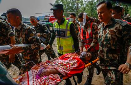 Uno de los trabajadores rescatados del túnel en Nepal se encuentra en estado crítico