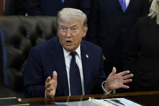 Trump dice que "nunca debería permitirse a nadie utilizar un arma nuclear"