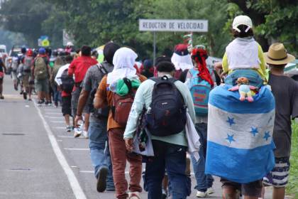 Caravana de unos 300 migrantes centroamericanos ingresa a México desde Guatemala