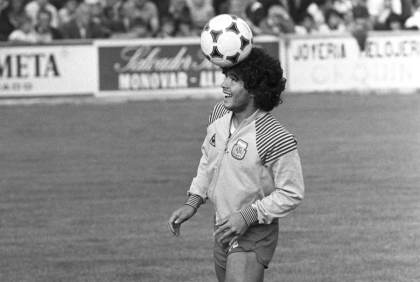 Maradona: el 'pibe' de rizos que sorprendió al fútbol argentino hace 50 años en su debut