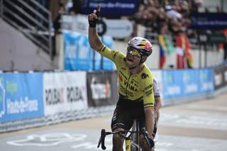Van Aert se corona en la París Roubaix tras un duelo estelar con Pogacar