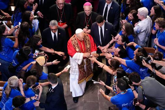 Barcelona recibe al papa con gran expectación y emoción de los fieles