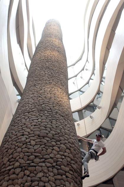 Sociedad Geográfica premia al alpinista ruso que coronó los 14 ochomiles en nueve años