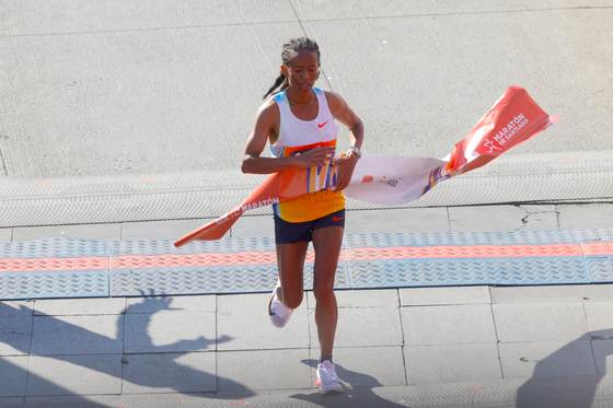El keniano Cornelius Chepkok y la etíope Tigst Belew conquistan el maratón de Santiago