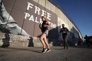 Gazatíes, muchos con muletas o en sillas de ruedas, corren en la Maratón de Palestina