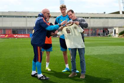 El creador de contenido argentino Jero Freixas visita a la selección española de fútbol
