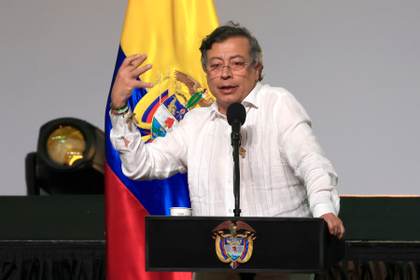 Petro tacha de "monstruosidad" aumento de aranceles de Ecuador a Colombia del 50 al 100 %