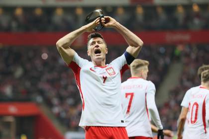 2-1. Un cabezazo de Lewandowski y un golazo de Zielinski salvan a Polonia