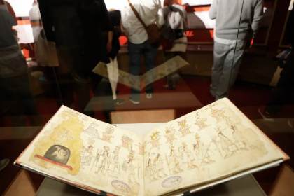 El Códice Azcatitlan regresa temporalmente a México tras siglos en el extranjero