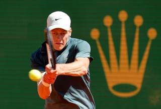 Sinner se repone a los contratiempos físicos e iguala a Sampras