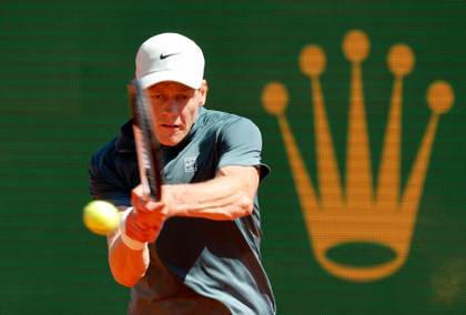 Sinner se repone a los contratiempos físicos e iguala a Sampras