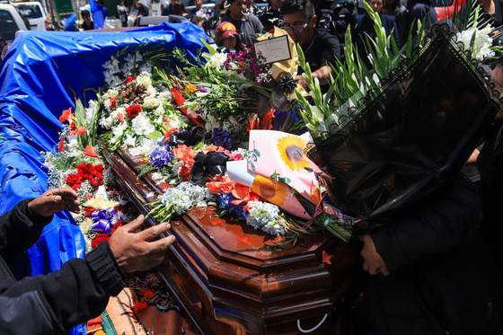 Familiares despiden a los fallecidos del accidente de un avión militar de carga en Bolivia