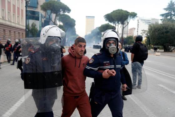 Las protestas estudiantiles anticorrupción en Albania derivan en violencia por tercer día