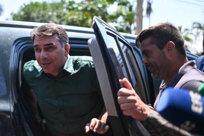 Flávio Bolsonaro visita a su padre en prisión domiciliaria tras levantarse la restricción