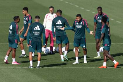 Último entrenamiento para resolver quién acompañará a Valverde en el doble pivote