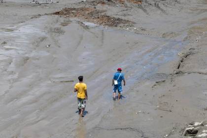 China pausa rescate en puesto fronterizo con Nepal por desborde de lago formado tras riada