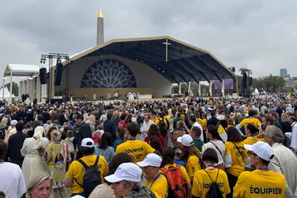 El mensaje de paz de León XIV conquista a los fieles que toman en masa el corazón de París