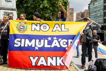 "Es una injerencia", chavistas protestan en rechazo a ejercicio de EE.UU. en Caracas