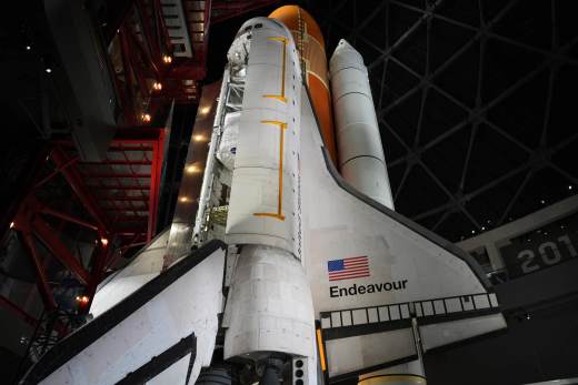 El Endeavour y 100 piezas históricas permiten vivir la exploración espacial en California
