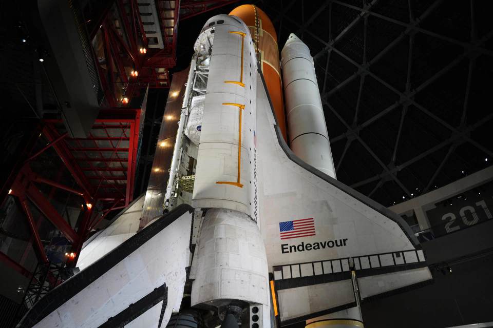 El Endeavour y 100 piezas históricas permiten vivir la exploración espacial en California