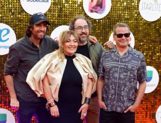 La alfombra roja de Premios Juventud, rutilante pasarela de color con mucho sabor latino