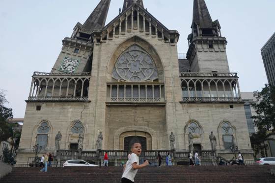 La catedral de Manizales, entre la cicatriz e incertidumbre tras el terremoto en Colombia