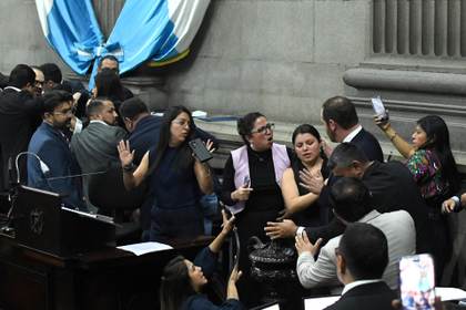 Diputados de Guatemala se enfrentan a gritos en elección de magistrado contra corrupción